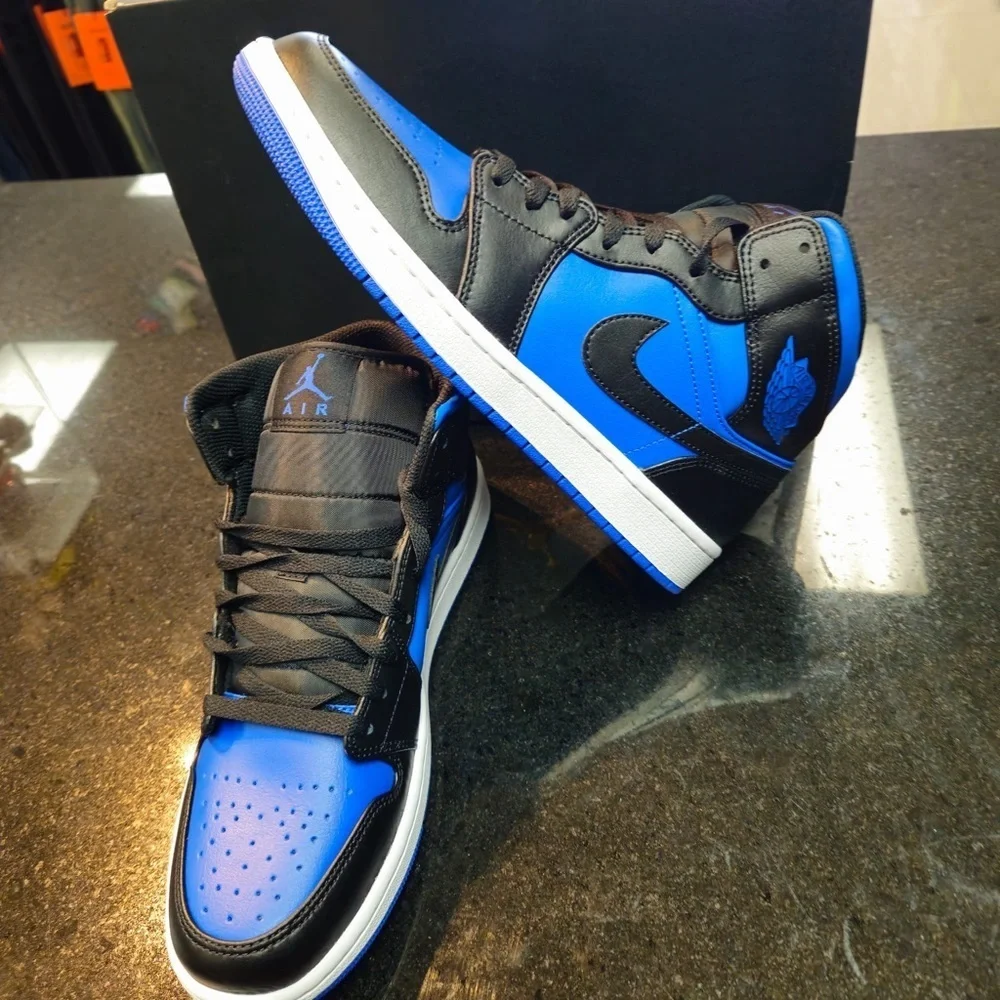Sz 10  Air Jordan 1 Mid 